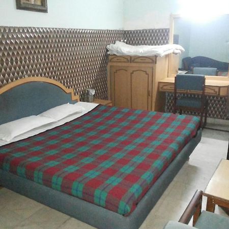 Hotel Saurab Dehradun Extérieur photo