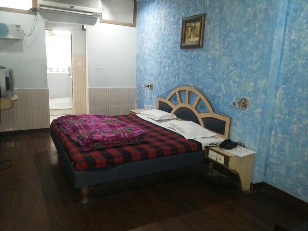 Hotel Saurab Dehradun Extérieur photo