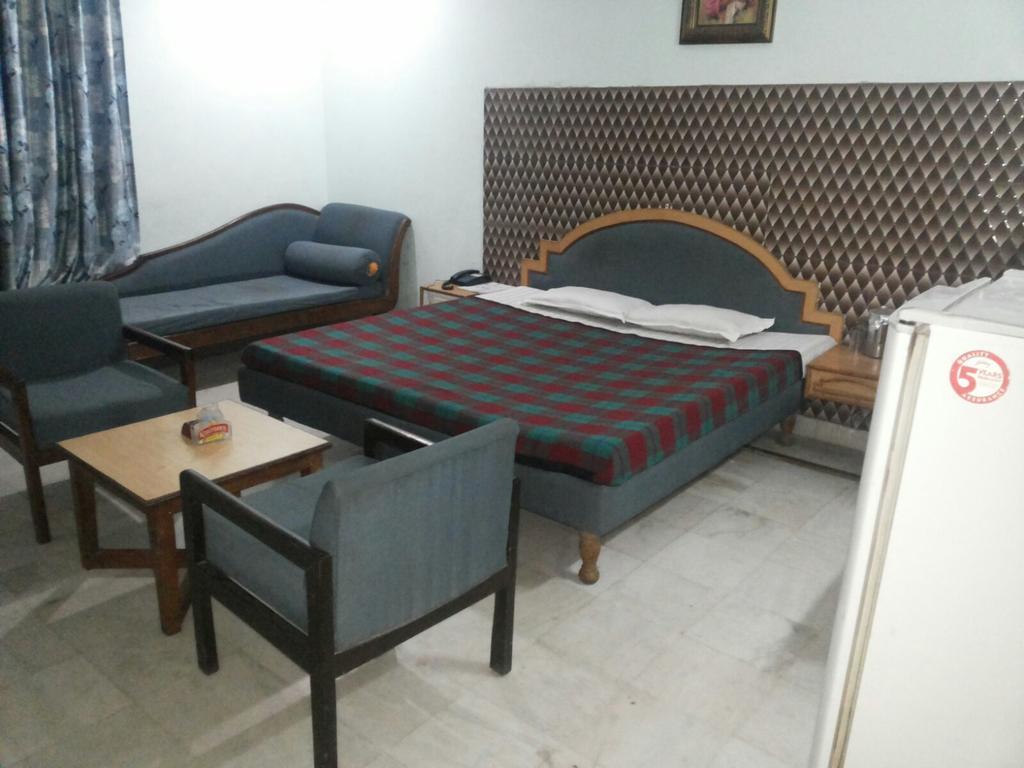 Hotel Saurab Dehradun Extérieur photo