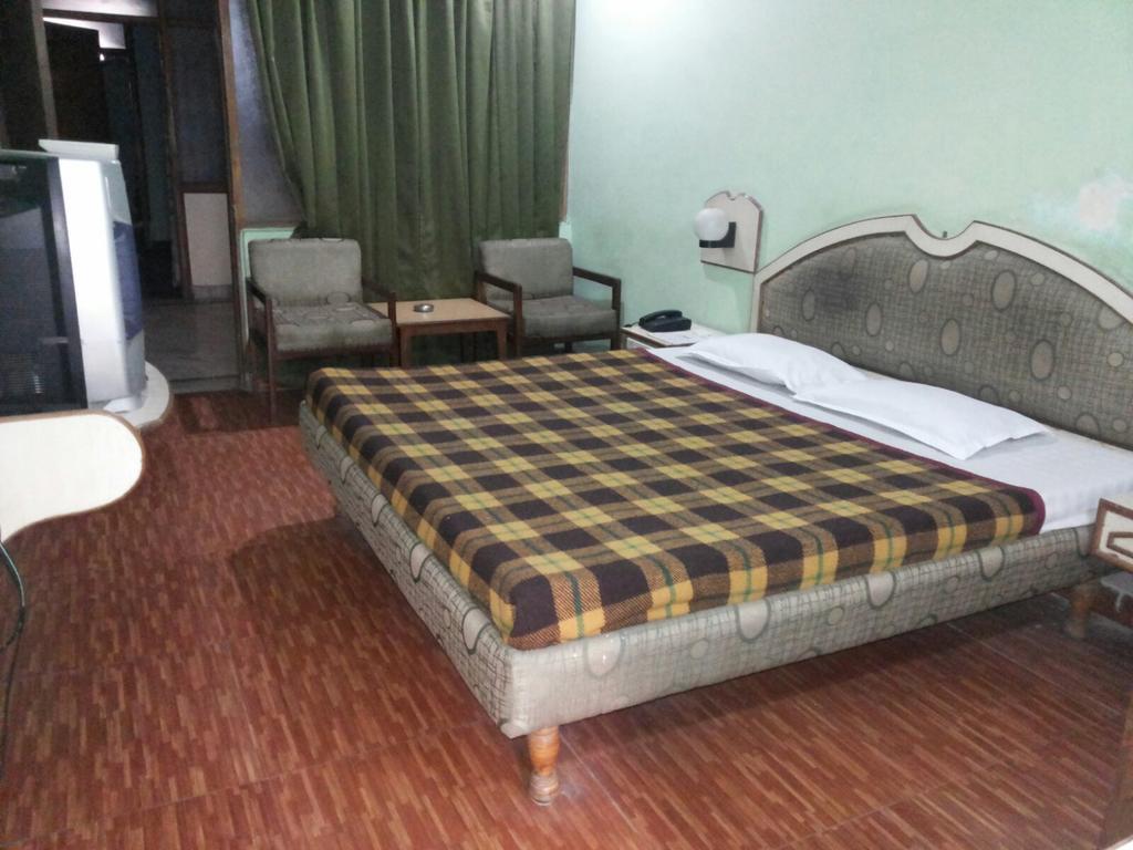 Hotel Saurab Dehradun Extérieur photo